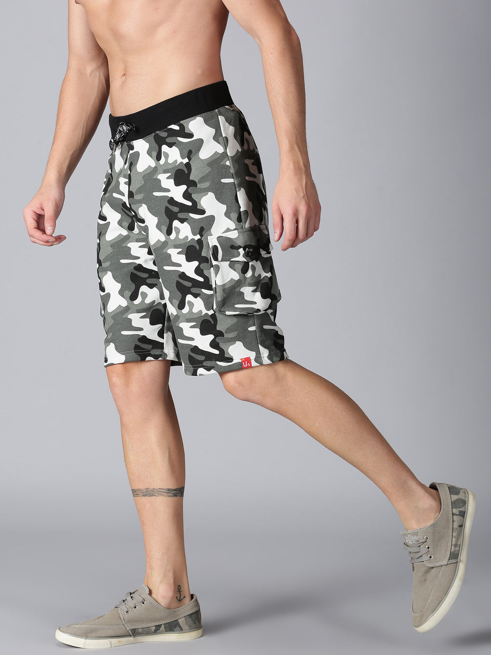 Men Grey Camouflage Printed Organic Cotton Stretchable Regular Baggy Shorts