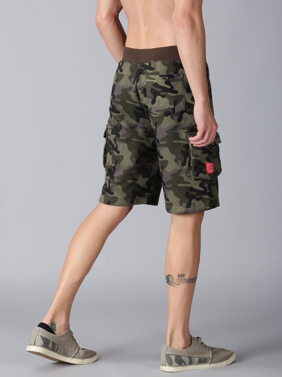 Men Olive Green Camouflage Printed Organic Cotton Stretchable Regular Baggy Shorts
