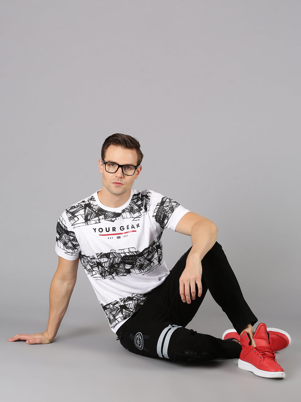 Men white typographic crew neck t-shirt